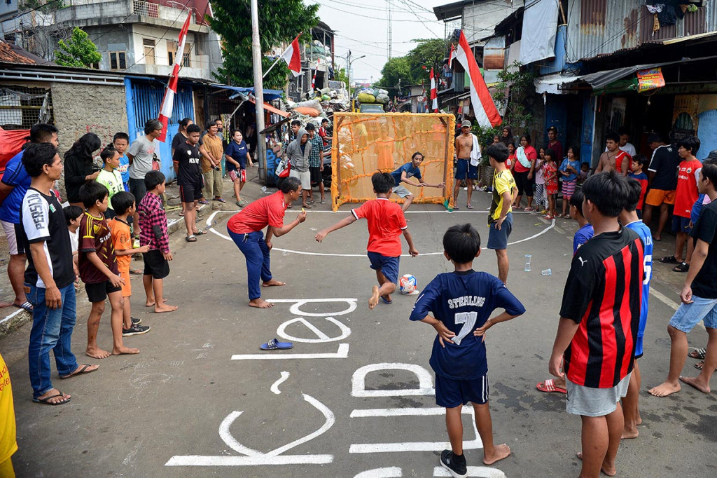 Anak-anak mengikuti perlombaan Tujuh Belasan cabang Sepak Bola memeringati HUT RI ke-76 di permukiman padat penduduk di kawasan Kramat, Senen, Jakarta Pusat. MI/Susanto