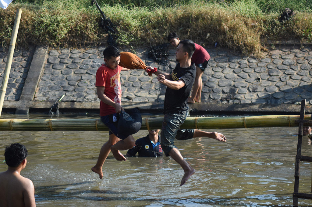 Warga mengikuti lomba perang bantal saat perayaan Hari Kemerdekaan RI ke-76 di Bandung. AFP Photo/Timur Matahari
