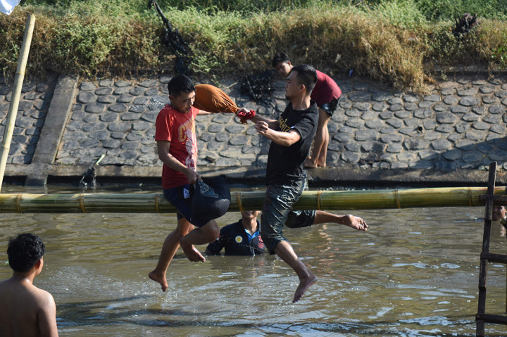 Warga mengikuti lomba perang bantal saat perayaan Hari Kemerdekaan RI ke-76 di Bandung. AFP Photo/Timur Matahari