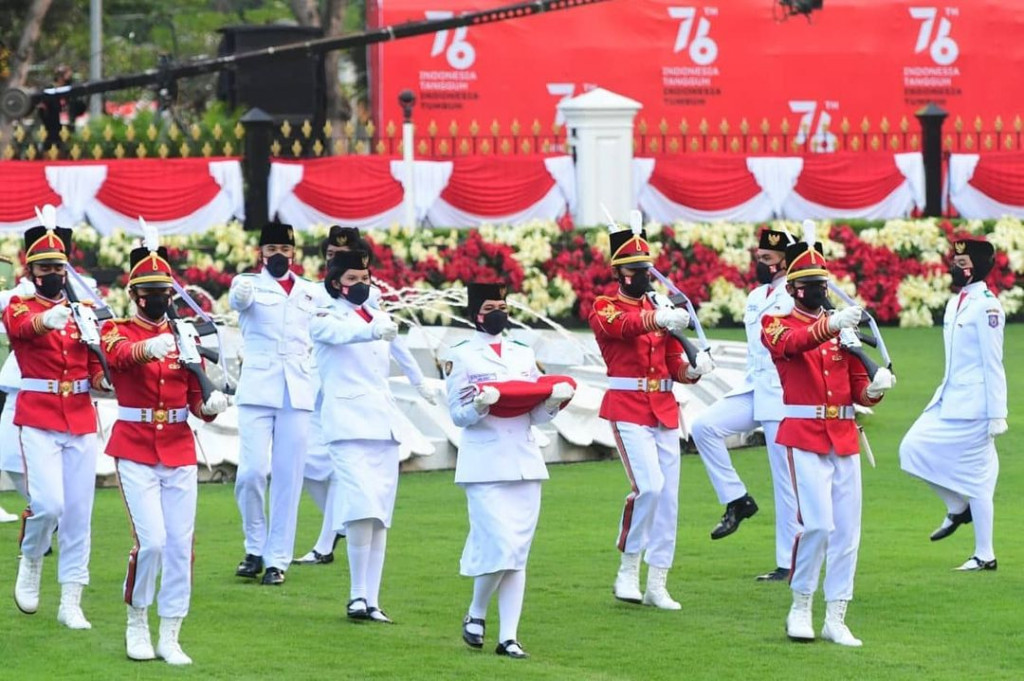 Presiden Joko Widodo kembali bertindak sebagai Inspektur Upacara pada Penurunan Bendera Negara Sang Merah Putih yang sekaligus mengakhiri rangkaian Peringatan HUT ke-76 Kemerdekaan Republik Indonesia, Selasa, 17 Agustus 2021. Upacara tersebut berlangsung khidmat dan berjalan dengan lancar.