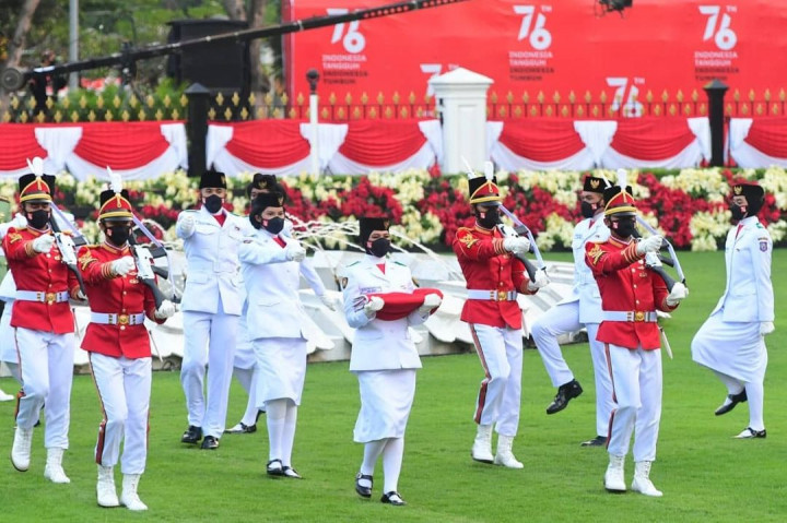 Presiden Joko Widodo kembali bertindak sebagai Inspektur Upacara pada Penurunan Bendera Negara Sang Merah Putih yang sekaligus mengakhiri rangkaian Peringatan HUT ke-76 Kemerdekaan Republik Indonesia, Selasa, 17 Agustus 2021. Upacara tersebut berlangsung khidmat dan berjalan dengan lancar.