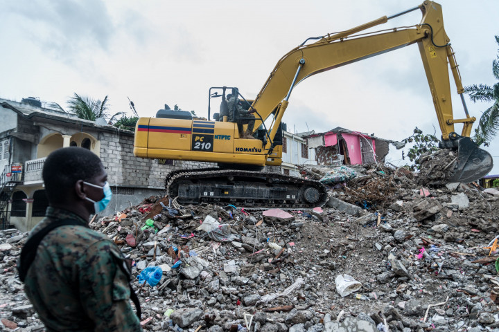 Gempa berkekuatan dahsyat itu terjadi sekitar 100 mil atau 160 kilometer di sebelah barat ibu kota Port-au-Prince. 