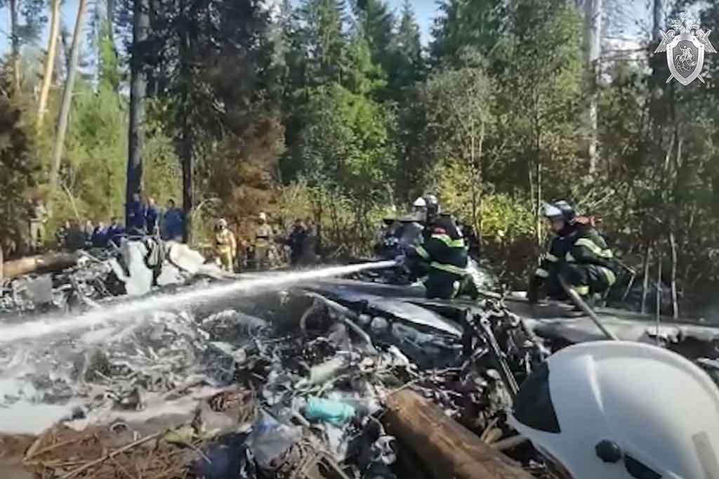Petugas pemadam kebakaran memadamkan api di lokasi kecelakaan pesawat militer Ilyushin IL-112V di luar Moskow, Selasa, 17 Agustus 2021 waktu setempat.