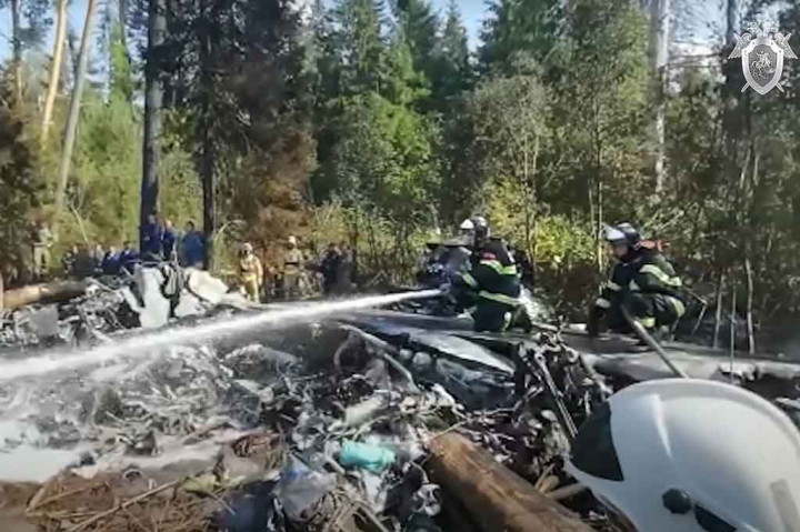 Petugas pemadam kebakaran memadamkan api di lokasi kecelakaan pesawat militer Ilyushin IL-112V di luar Moskow, Selasa, 17 Agustus 2021 waktu setempat.