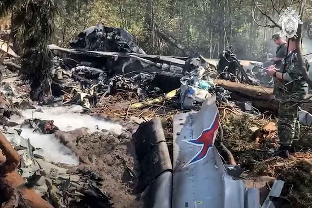 Sebuah pesawat angkut militer ringan Rusia jatuh dan terbakar selama uji terbang pada Selasa, 17 Agustus 2021 waktu setempat. Ketiga awak di dalamnya meninggal dunia.