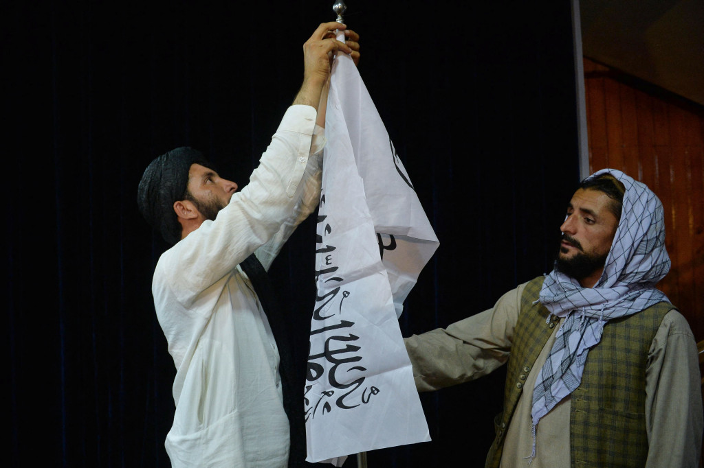 Bendera Taliban berwarna putih dengan tulisan kalimat syahadat dipasang sebelum melakukan konferensi pers pertama yang digelar setelah pengambilalihan Afghanistan di Kabul.