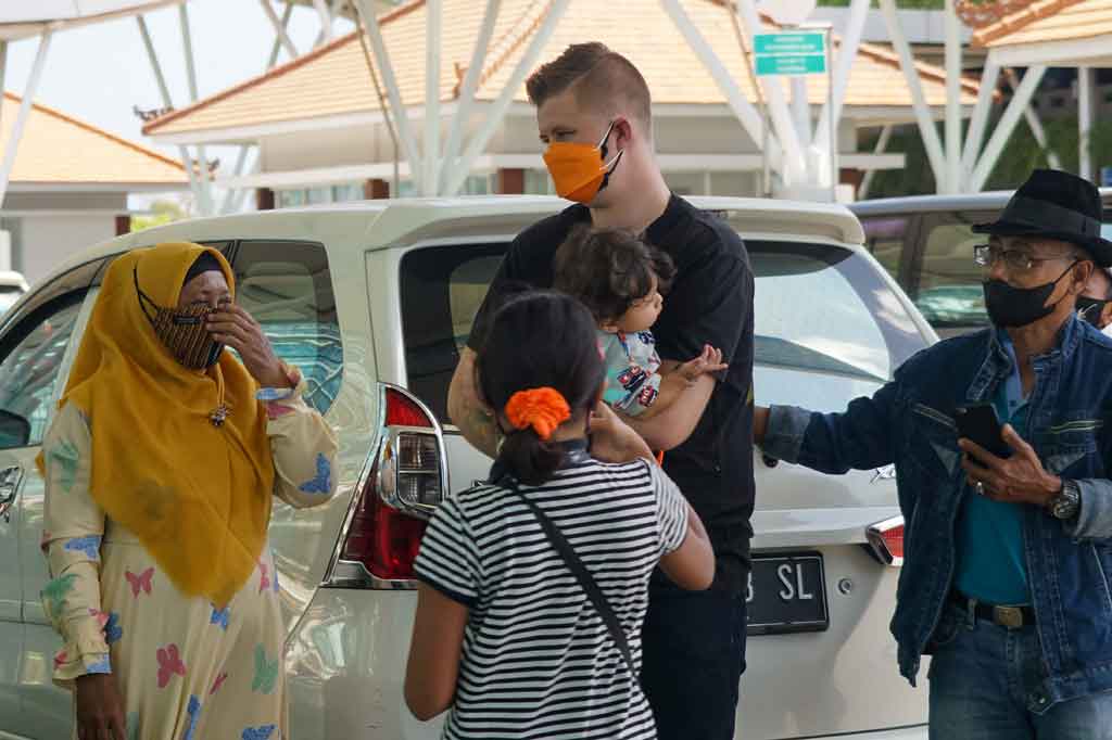 Warga Australia dan keluarganya tiba di terminal internasional Bandara Ngurah Rai, Denpasar, Bali pada Rabu, 18 Agustus 2021, menjelang pemulangan mereka ke negaranya.