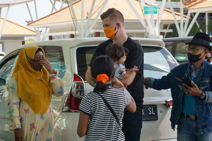 Warga Australia dan keluarganya tiba di terminal internasional Bandara Ngurah Rai, Denpasar, Bali pada Rabu, 18 Agustus 2021, menjelang pemulangan mereka ke negaranya.