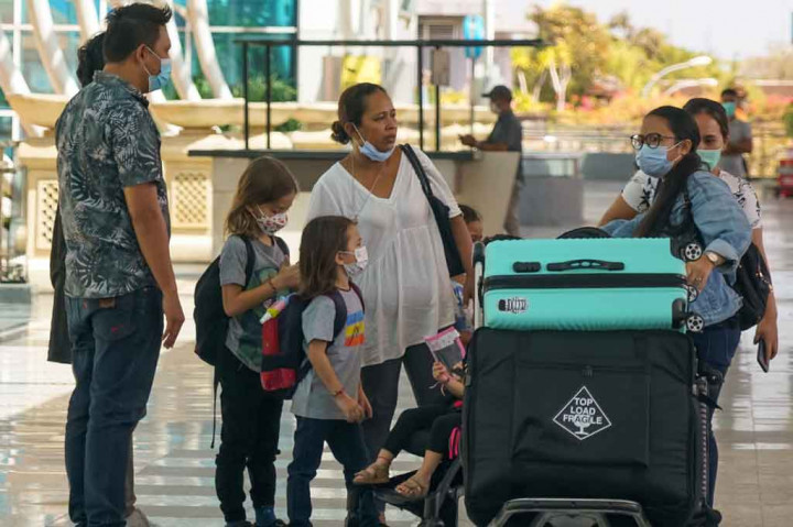 Sebanyak 199 warga negara asing (WNA) asal Australia meninggalkan Bali melalui Bandara Internasional I Gusti Ngurah Rai, Rabu, 18 Agustus 2021. Mereka diterbangkan menggunakan pesawat Qatar Airways nomor penerbangan QF 108. 