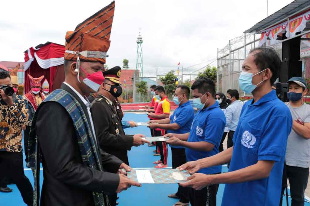 Memperingati Hari Ulang Tahun (HUT) Republik Indonesia ke-76 ratusan warga binaan pemasyarakatan (WBP) Kelas IIA Pematangsiantar, Sumatera Utara mendapatkan remisi.