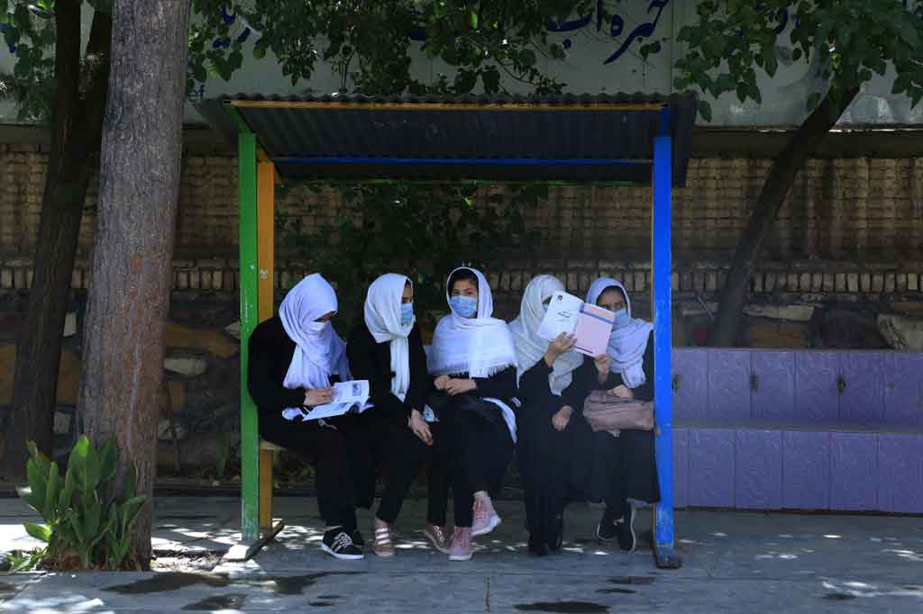 Gadis-gadis yang mengenakan jilbab putih dan tunik hitam berdesakan di ruang kelas di kota Herat, Afghanistan barat, hanya beberapa hari setelah negara tersebut diambil alih oleh Taliban.