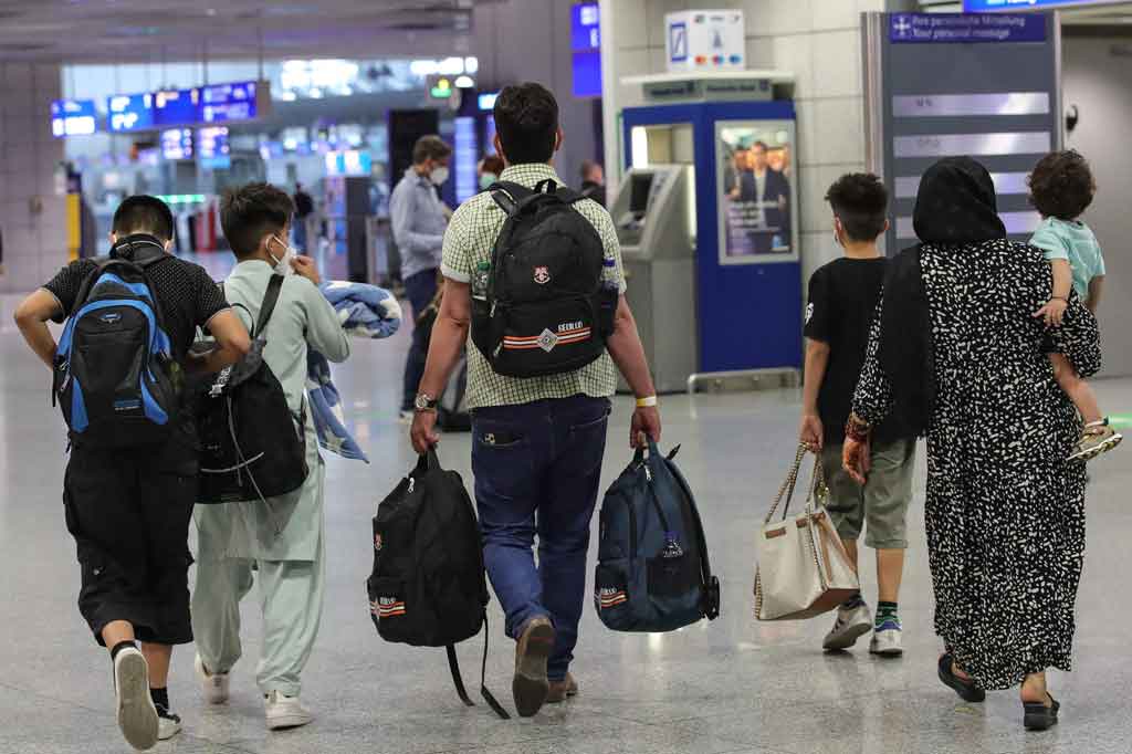 Sebuah pesawat yang disewa oleh pemerintah Jerman untuk membawa orang-orang yang dievakuasi dari Afghanistan ke Jerman mendarat di Bandara Internasional Frankfurt, pada Rabu, 18 Agustus 2021 dini hari waktu setempat.