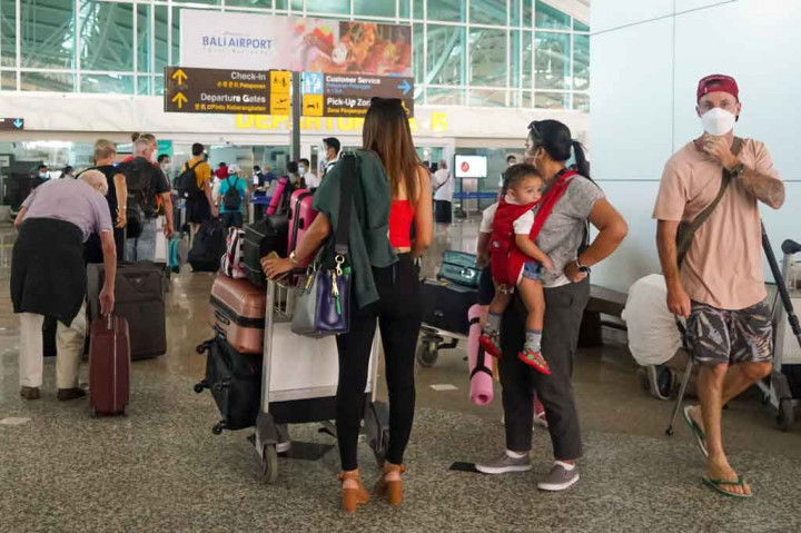 Sebanyak 199 warga negara asing (WNA) asal Australia meninggalkan Bali melalui Bandara Internasional I Gusti Ngurah Rai, Rabu, 18 Agustus 2021. Mereka diterbangkan menggunakan pesawat Qatar Airways nomor penerbangan QF 108. 