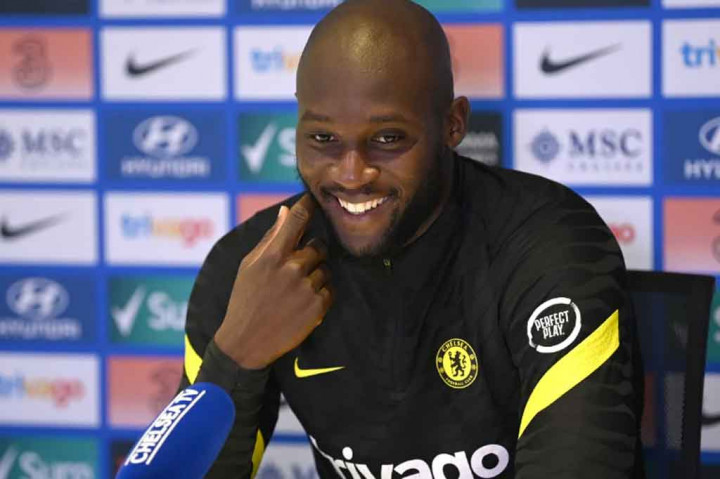 Lukaku awalnya diberikan nomor punggung 18 saat kembali ke Stamford Bridge dari Inter pekan lalu, tetapi dia sekarang dapat mewarisi nomor punggung Abraham menyusul kepindahan permanen striker Inggris itu ke Stadio Olimpico.
