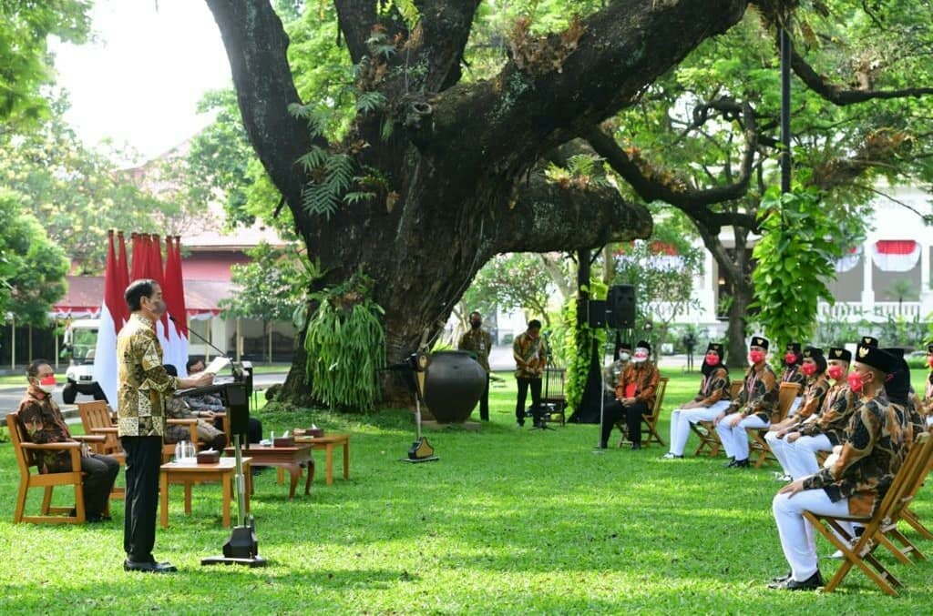 Presiden Joko Widodo (Jokowi) mengukuhkan purnapasukan pengibar bendera pusaka (Purnapaskibraka) menjadi duta Pancasila. Kepala Negara ingin para anggota Purnapaskibraka membumikan Pancasila dalam kehidupan sehari-hari.