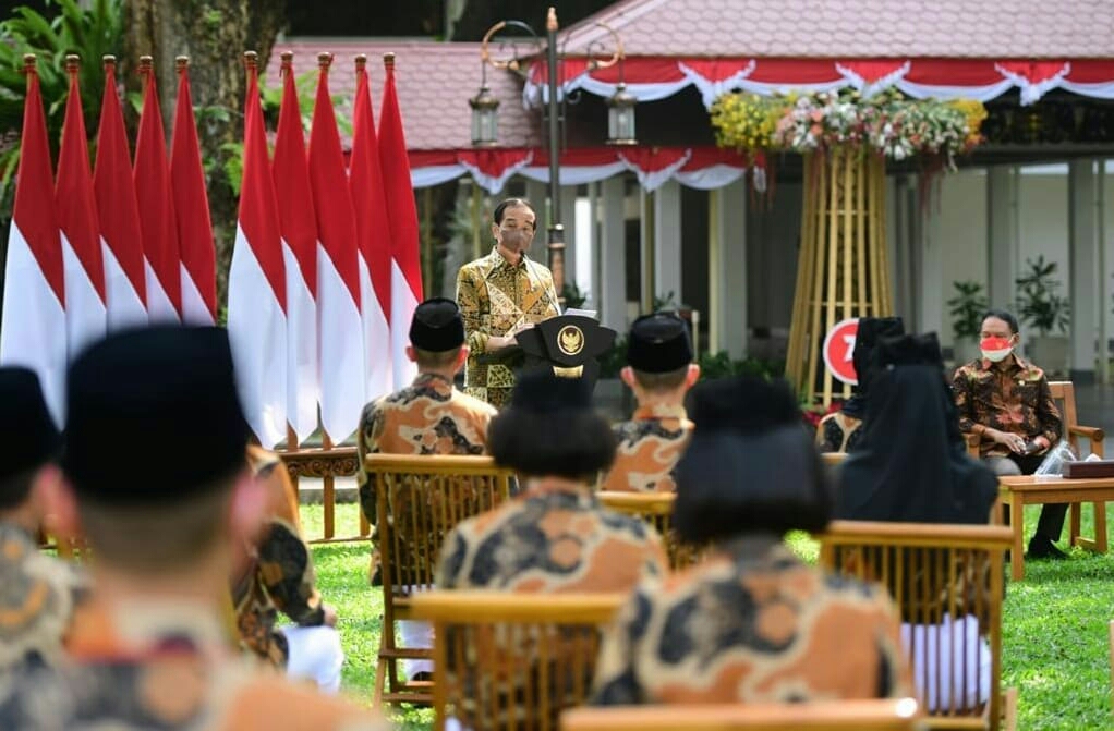 Menurut Jokowi, nilai-nilai luhur yang terkandung di dalamnya harus menjadi panduan, harus menjadi inspirasi bagi seluruh anak bangsa dalam karya nyata di dalam kehidupan bermasyarakat, berbangsa, dan bernegara.