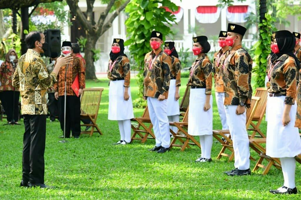 Presiden mengapresiasi pemilihan para putra-putri terbaik bangsa sebagai Duta Pancasila untuk mengenalkan nilai-nilai Pancasila dengan cara baru dan kekinian. 