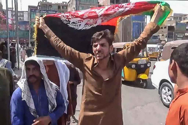 Dua saksi dan seorang mantan polisi mengatakan para militan Taliban mengeluarkan tembakan ketika warga berusaha memasang bendera Afghanistan di sebuah lapangan. Akibatnya, tiga orang meninggal dan belasan lainnya terluka. Juru bicara Taliban belum bisa dihubungi untuk dimintai komentarnya.