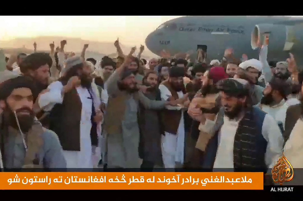 Baradar, sekarang wakil pemimpin Taliban, mendarat di kota terbesar kedua di Afghanistan, Kandahar, tempat kelahiran  Taliban disambut para simpatisan.