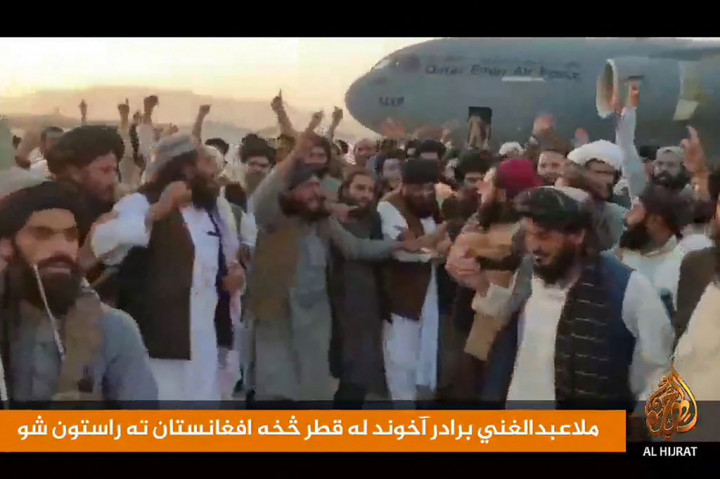 Baradar, sekarang wakil pemimpin Taliban, mendarat di kota terbesar kedua di Afghanistan, Kandahar, tempat kelahiran  Taliban disambut para simpatisan.