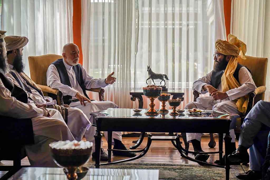Mantan Presiden Afghanistan Hamid Karzai telah bertemu dengan seorang komandan Taliban dan pemimpin senior kelompok militan Jaringan Haqqani, Anas Haqqani, pada Rabu, 18 Agustus 2021 waktu setempat.
