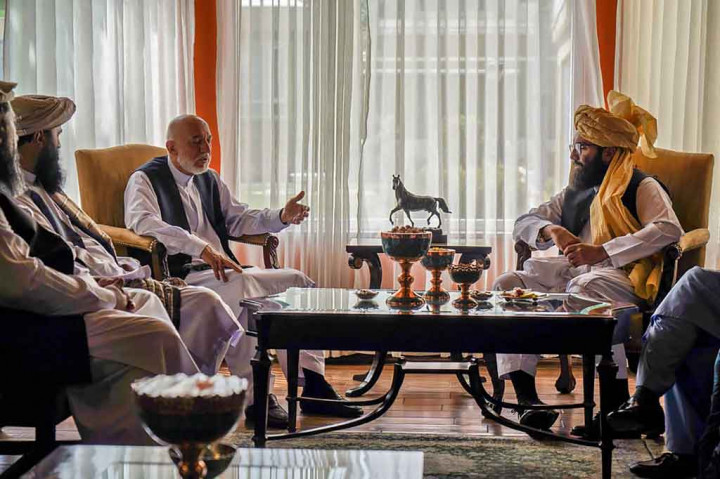 Mantan Presiden Afghanistan Hamid Karzai telah bertemu dengan seorang komandan Taliban dan pemimpin senior kelompok militan Jaringan Haqqani, Anas Haqqani, pada Rabu, 18 Agustus 2021 waktu setempat.