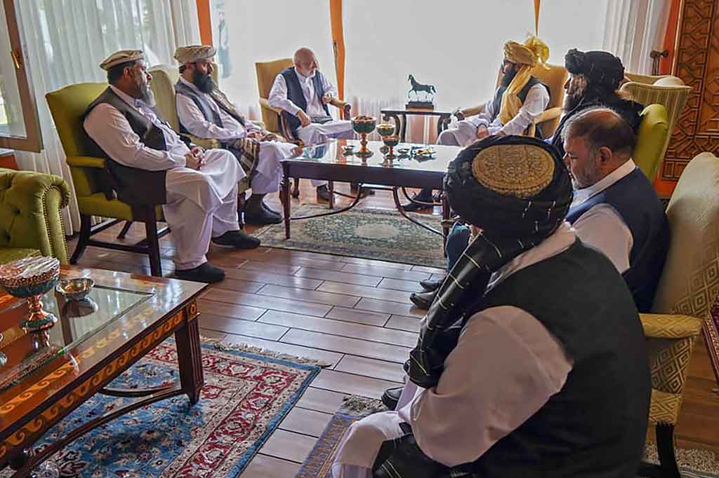 Karzai didampingi oleh utusan perdamaian utama pemerintah lama, Abdullah Abdullah, dalam pertemuan itu, kata pejabat Taliban, yang menolak disebutkan namanya. Dia tidak memberikan rincian lebih lanjut.