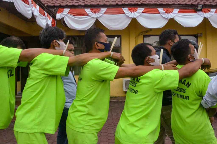 Personel Kepolisian Polres Aceh Timur membawa pelaku tindak kejahatan pemburuan hewan dilindungi berupa gajah, saat konferensi pers di Mapolres Aceh Timur, Aceh, Kamis, 19 Agustus 2021.