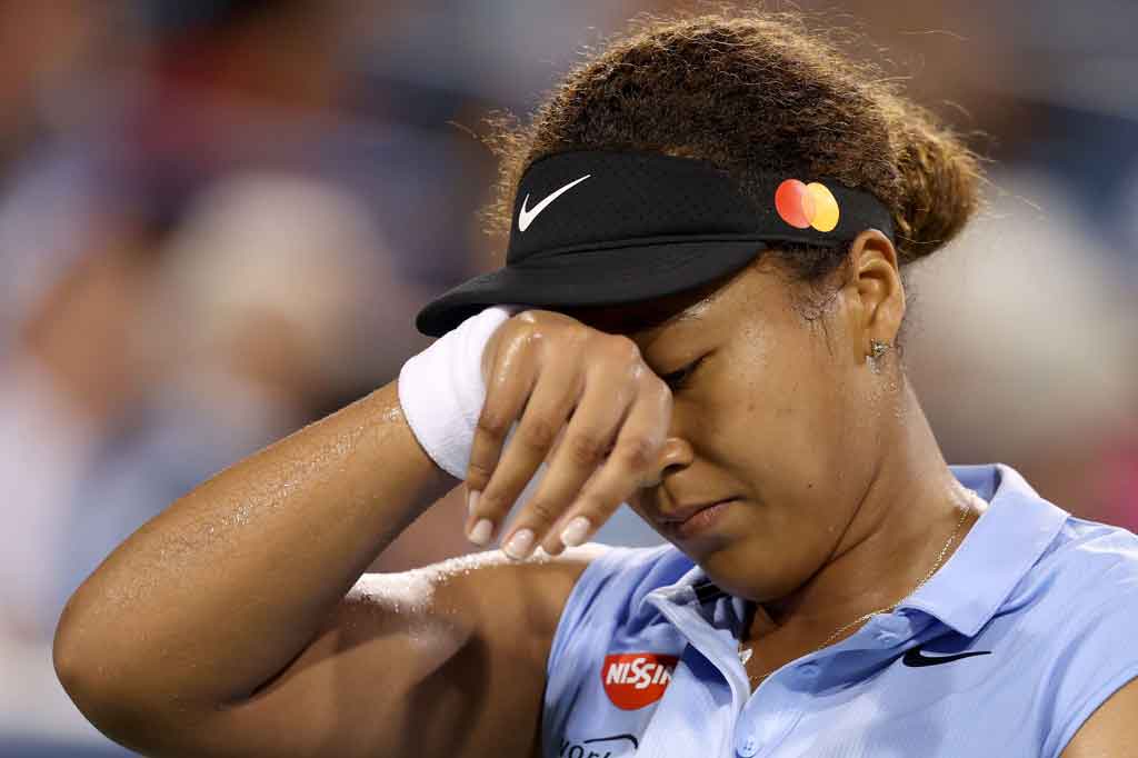 Petenis nomor dua dunia Naomi Osaka tertunduk lesu usai mengalami salah satu kekalahan terburuknya musim ini pada Kamis, 19 Agustus 2021 waktu setempat.
