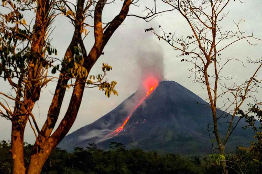 Gunung api aktif itu juga mengalami 75 kali gempa guguran dengan amplitudo 3-40 mm selama 16-149 detik, dua kali gempa hembusan dengan amplitudo 8 mm selama 24-29 detik, serta 21 kali gempa tektonik jauh dengan amplitudo 4 mm selama 43 detik.