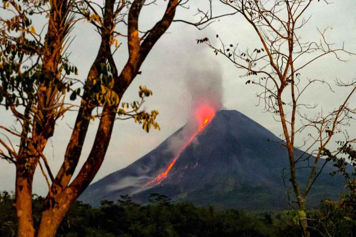 Gunung api aktif itu juga mengalami 75 kali gempa guguran dengan amplitudo 3-40 mm selama 16-149 detik, dua kali gempa hembusan dengan amplitudo 8 mm selama 24-29 detik, serta 21 kali gempa tektonik jauh dengan amplitudo 4 mm selama 43 detik.