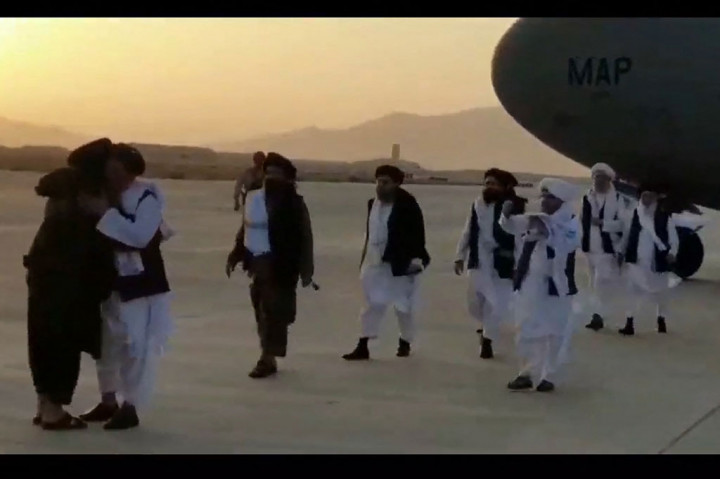  Salah seorang pendiri Taliban, Mullah Abdul Ghani Baradar kembali ke Afghanistan dari pengasingannya di Qatar pada Rabu, 18 Agustus 2021 waktu setempat. Pria berusia 50 tahunan tersebut disambut para pendukungnya setibanya di Bandara Kandahar.