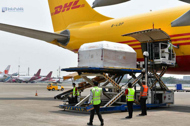 Petugas cargo menurunkan envirotainer berisi vaksin covid-19 Pfizer dari pesawat setibanya di Terminal Cargo Bandara Internasional Soekarno Hatta, Tangerang, Banten, Kamis, 19 Agustus 2021. 