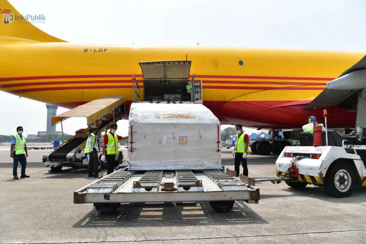 Indonesia menerima kedatangan perdana vaksin covid-19 merek Pfizer sebanyak 1.560.780 dosis vaksin jadi dan siap pakai, Kamis, 19 Agustus 2021. Vaksin Pfizer ini diperoleh melalui skema direct purchase yang diangkut dengan maskapai Air Hong Kong dengan nomor penerbangan LD8913.