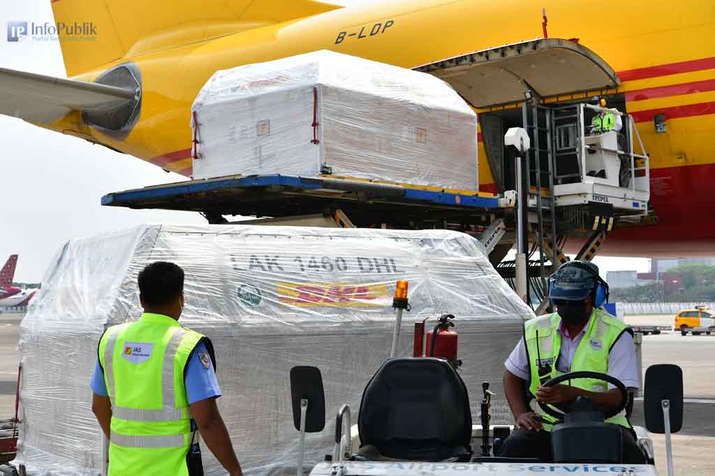 “Kedatangan vaksin Pfizer ini adalah bagian dari business to business (b2b) antara pemerintah Indonesia dan Pfizer dari Amerika. Ada empat jenis vaksin yang kita lakukan business to business, yaitu Sinovac, Astrazeneca, Pfi zer, dan Novavax,” kata Menteri Kesehatan Budi Gunadi Sadikin.