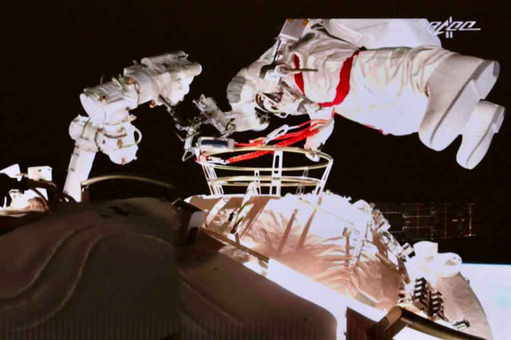 Astronaut Tiongkok Nie Haisheng meninggalkan modul inti Tianhe untuk berjalan di luar angkasa pada Jumat, 20 Agustus 2021. Nie Haisheng melakukan spacewalk untuk menambahkan sentuhan akhir pada lengan robot di stasiun luar angkasa Tiangong.