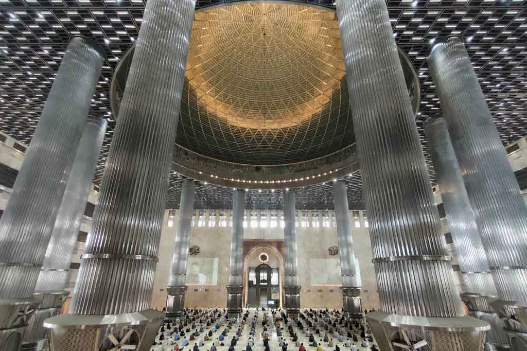 Jemaah melakukan ibadah Salat Jumat di Masjid Istiqlal, Jakarta, Jumat, 20 Agustus 2021.