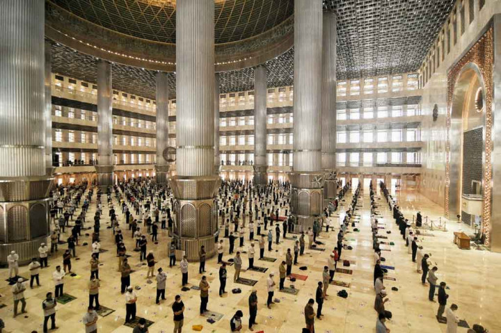 Masjid Istiqlal kembali dibuka untuk kegiatan ibadah salat Jumat mulai 20 Agustus 2021 dengan protokol kesehatan ketat dan kapasitas maksimal 25 persen. Setiap jemaah juga harus sudah divaksin covid-19. 
