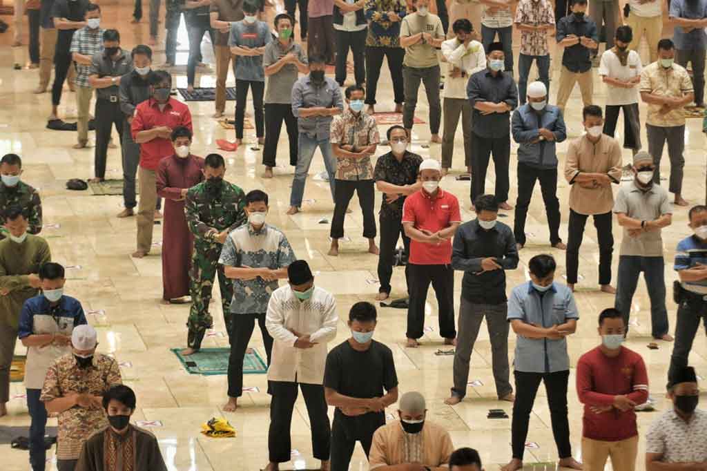 Pengelola Istiqlal juga mewajibkan jemaah yang hadir untuk menunjukkan sertifikat vaksinasi kepada para petugas sebelum memasuki kawasan Masjid Istiqlal.