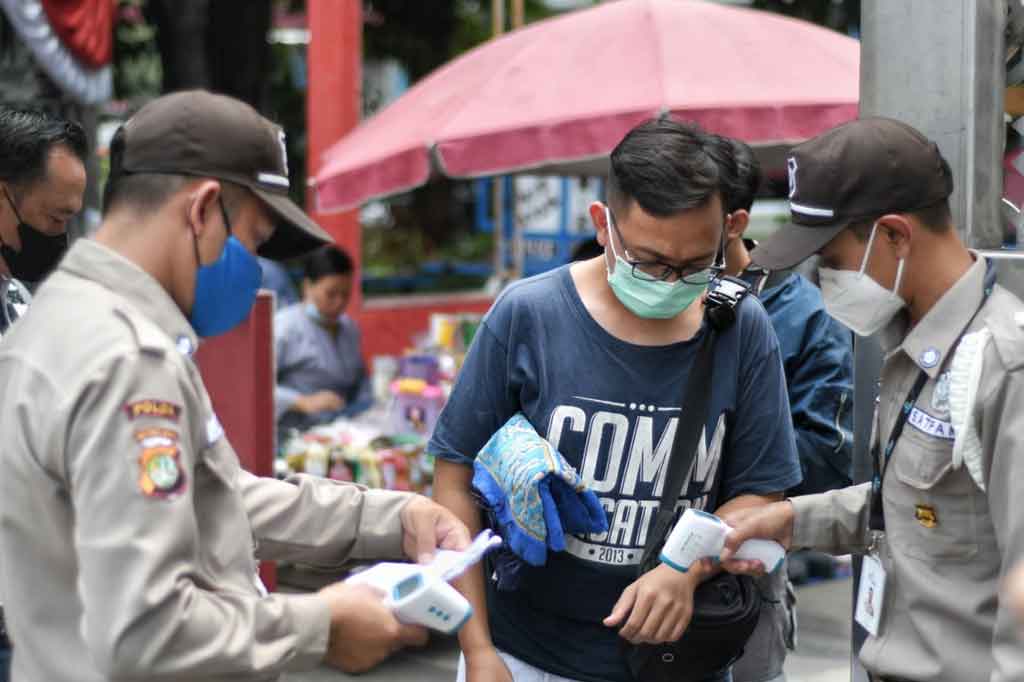 Sebelum masuk ke masjid jemaah harus menunjukkan kartu vaksin. Selain kartu vaksin, jemaah juga dicek suhu tubuhnya. Apabila tidak mampu menunjukkan kartu vaksin dan tidak memenuhi cek suhu maka tidak diperkenankan masuk.