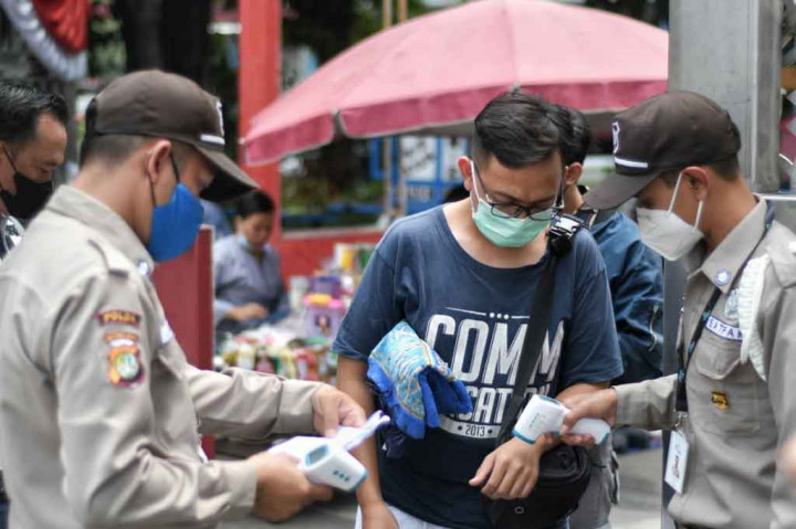 Sebelum masuk ke masjid jemaah harus menunjukkan kartu vaksin. Selain kartu vaksin, jemaah juga dicek suhu tubuhnya. Apabila tidak mampu menunjukkan kartu vaksin dan tidak memenuhi cek suhu maka tidak diperkenankan masuk.