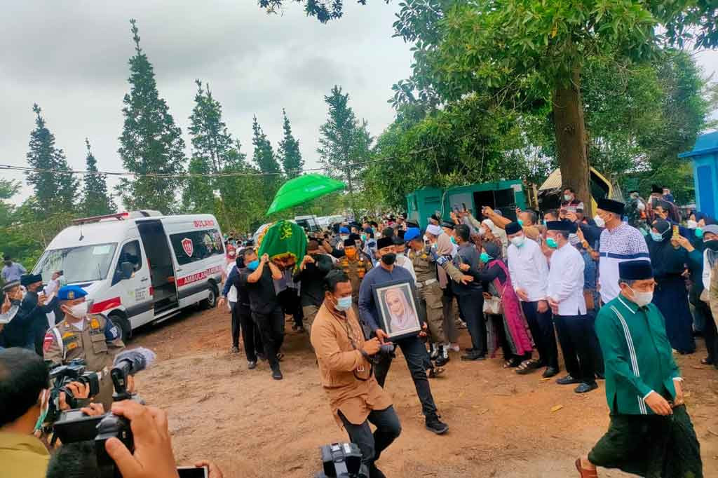  Almarhumah Percha Leanpuri anggota Komisi IX DPR RI periode 2019 - 2024 daerah pemilihan Sumatera Selatan II dari Fraksi Partai NasDem dimakamkan di TPU keluarga di Gandus, kota Palembang, Sumatera Selatan, Jumat, 20 Agustus 2021.