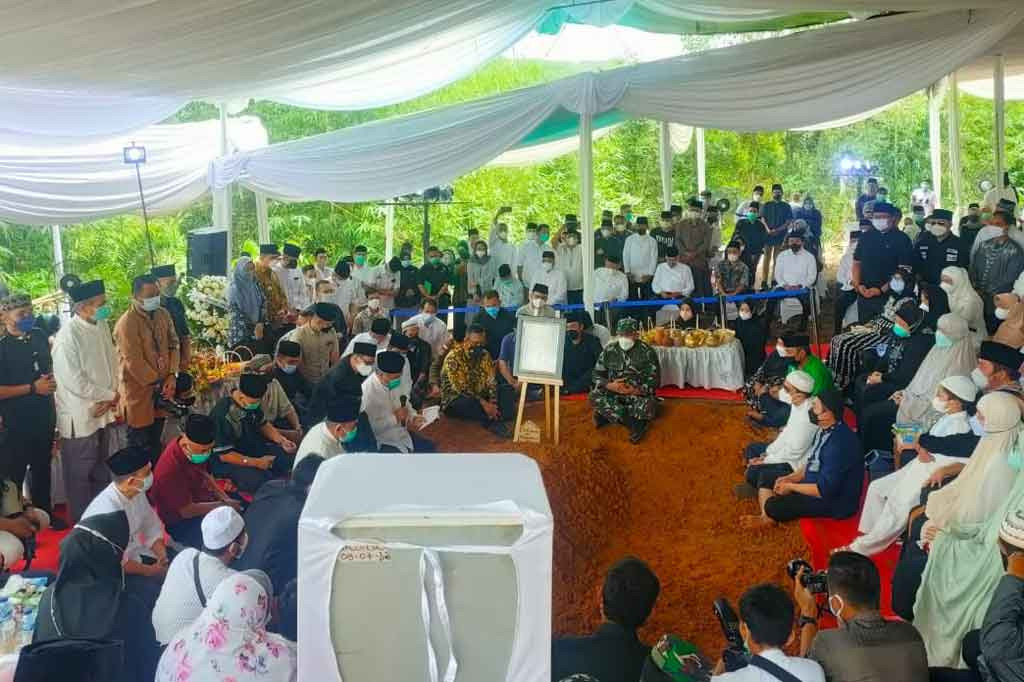 Putri sulung Gubernur Sumatera Selatan Herman Deru meninggal dunia di rumah sakit umum pusat Dr Mohammad Hoesin Palembang usai menjalani perawatan pascamelahirkan bayi kembar pada Kamis, 19 Agustus 2021. Pada Senin, 9 Agustus 2021 ia melahirkan anak kembar dengan jenis kelamin laki-laki dan perempuan secara sesar.