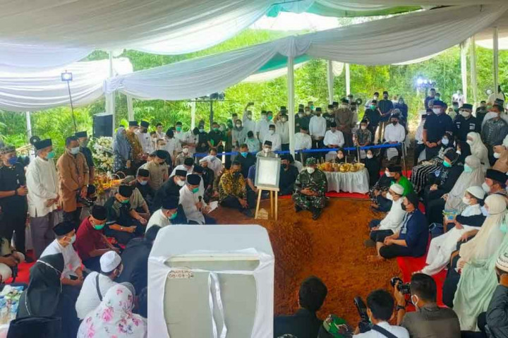 Putri sulung Gubernur Sumatera Selatan Herman Deru meninggal dunia di rumah sakit umum pusat Dr Mohammad Hoesin Palembang usai menjalani perawatan pascamelahirkan bayi kembar pada Kamis, 19 Agustus 2021. Pada Senin, 9 Agustus 2021 ia melahirkan anak kembar dengan jenis kelamin laki-laki dan perempuan secara sesar.