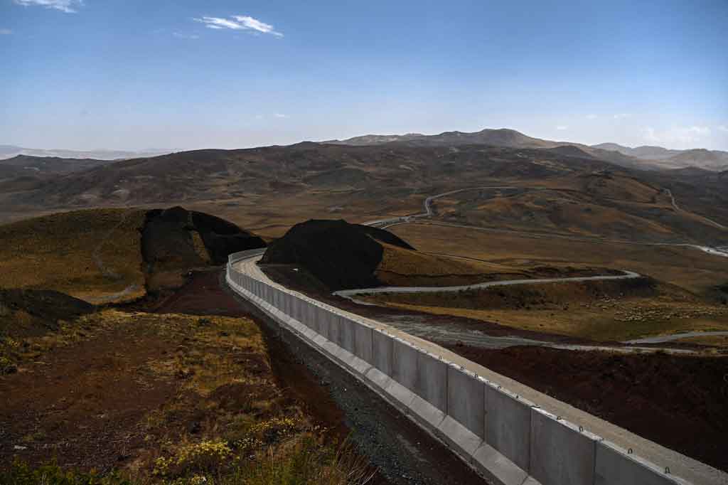Turki, yang berbagi perbatasan 534 kilometer (331 mil) dengan Iran, telah meningkatkan keamanan di perbatasannya dan mulai membangun tembok sepanjang 243 kilometer dalam upaya untuk mencegah masuknya migran ilegal dari Afghanistan. 