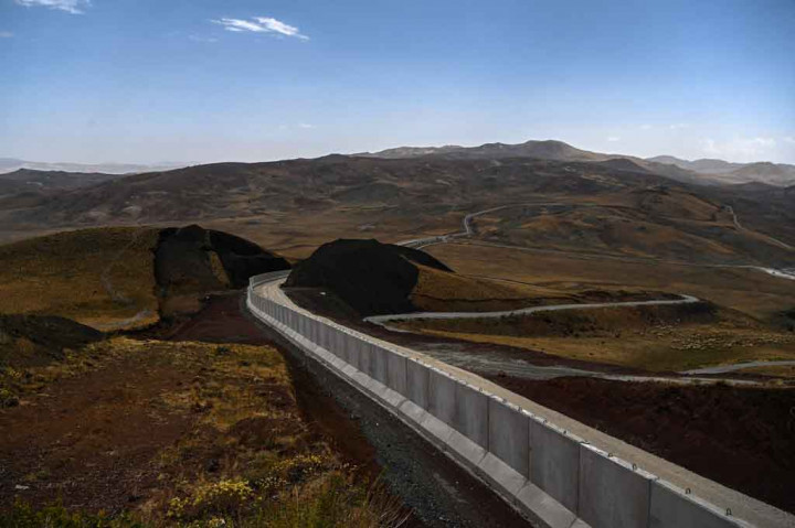 Turki, yang berbagi perbatasan 534 kilometer (331 mil) dengan Iran, telah meningkatkan keamanan di perbatasannya dan mulai membangun tembok sepanjang 243 kilometer dalam upaya untuk mencegah masuknya migran ilegal dari Afghanistan. 