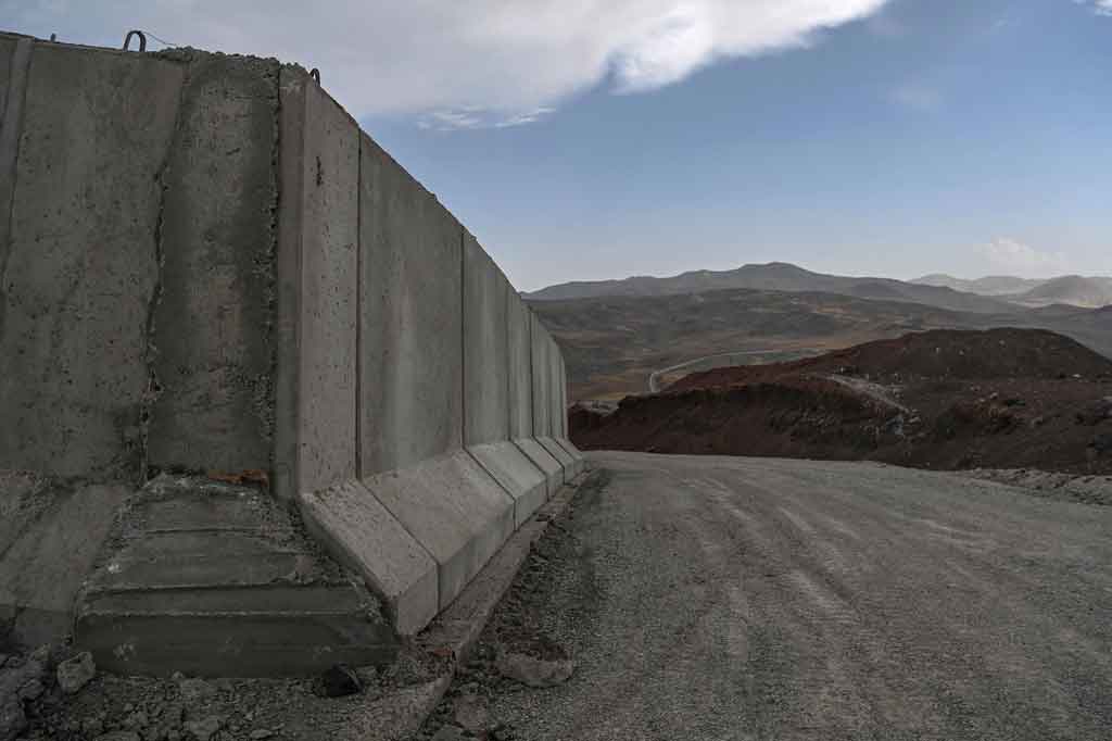 Pejabat Turki mengatakan kepada AFP bahwa sepanjang 156 kilometer perbatasan telah dibangun tembok pembatas, dan terbukti ambuh untuk membatasi arus migran.
