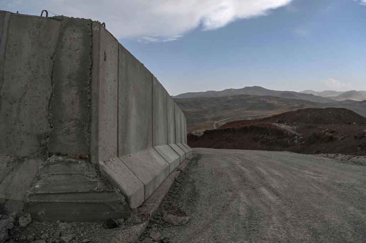 Pejabat Turki mengatakan kepada AFP bahwa sepanjang 156 kilometer perbatasan telah dibangun tembok pembatas, dan terbukti ambuh untuk membatasi arus migran.
