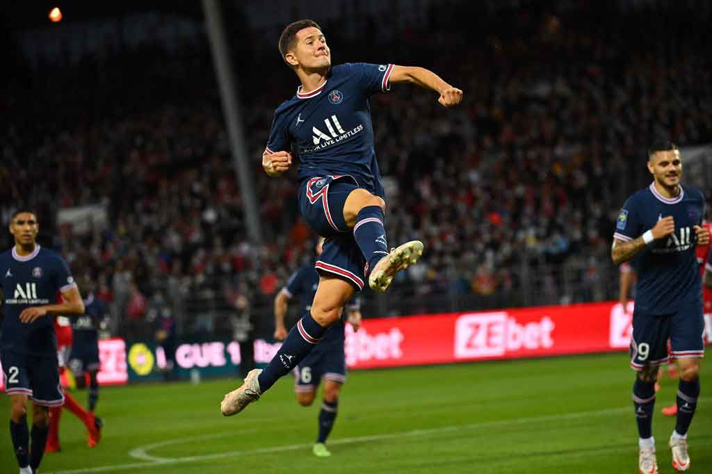 Kendati tanpa diperkuat Lionel Messi dan Neymar, PSG tetap tampil sebagaimana biasanya dan membuka keunggulan pada menit ke-23 lewat Ander Herrera yang melakukan tendangan spekulatif menyambar bola liar hasil umpan silang Kylian Mbappe yang membuat kiper Marco Bizot mati langkah.