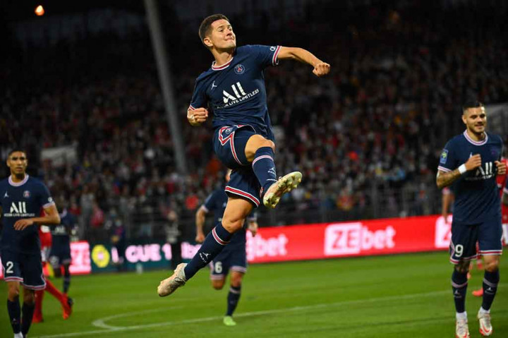 Kendati tanpa diperkuat Lionel Messi dan Neymar, PSG tetap tampil sebagaimana biasanya dan membuka keunggulan pada menit ke-23 lewat Ander Herrera yang melakukan tendangan spekulatif menyambar bola liar hasil umpan silang Kylian Mbappe yang membuat kiper Marco Bizot mati langkah.